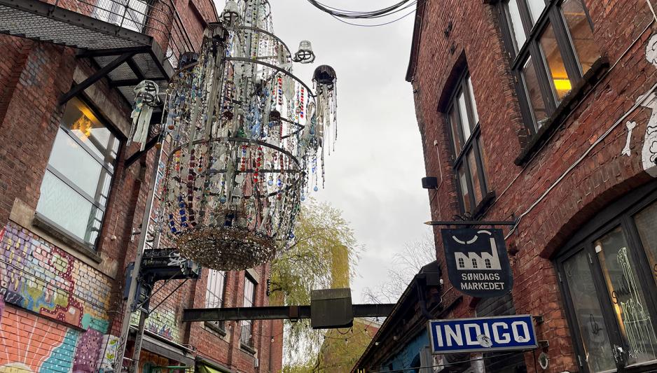 Bildet viser en stor lysekrone over smale Ingensgate p&aring; Gr&uuml;nerl&oslash;kka. 