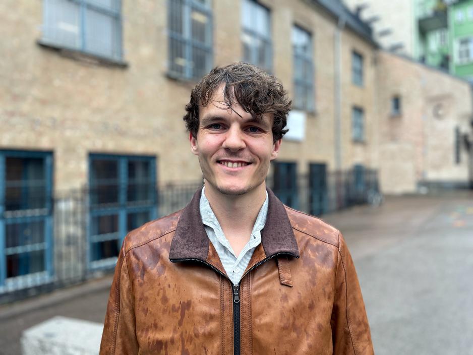 Lars Eirik Korsgaard hansen st&aring;r utenfor Gamlebyen skole.