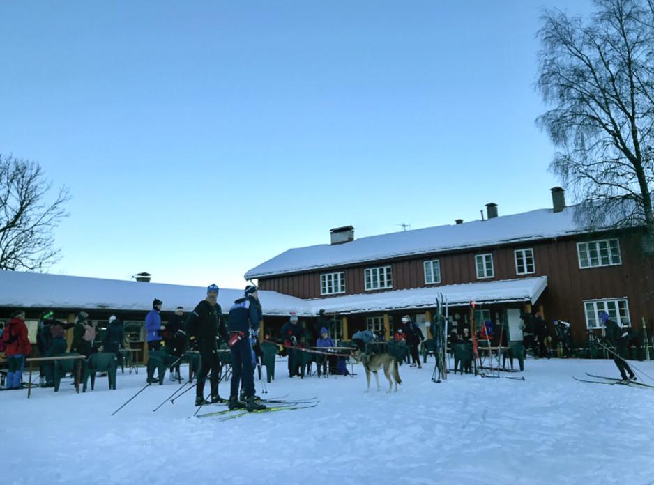Ullev&aring;lseter med mennesker foran inngangen