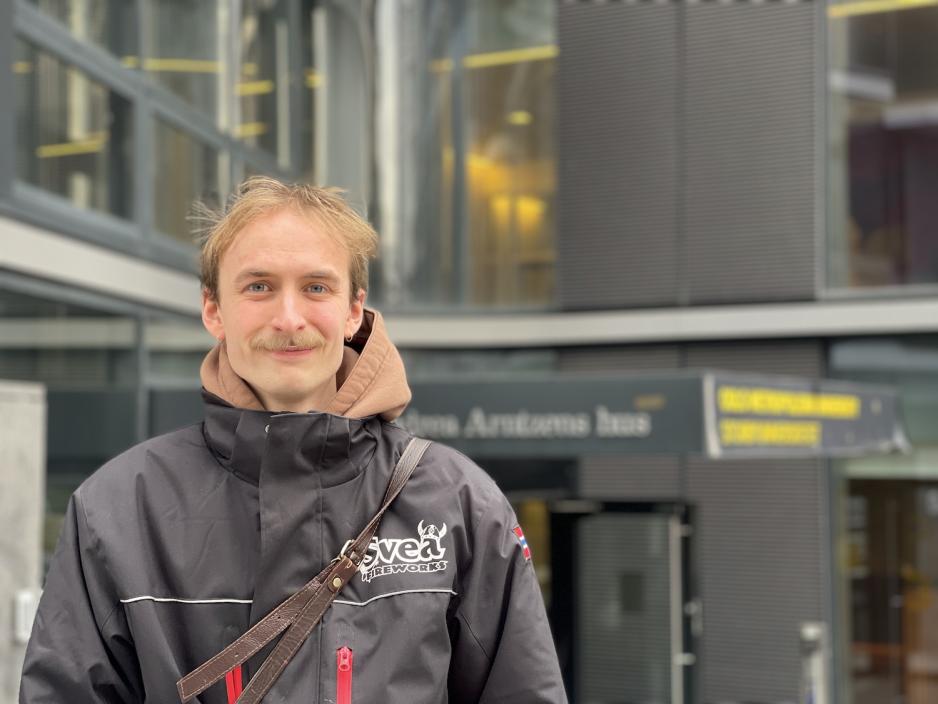 Mathias Kl&oslash;kstad st&aring;r foran P32. 