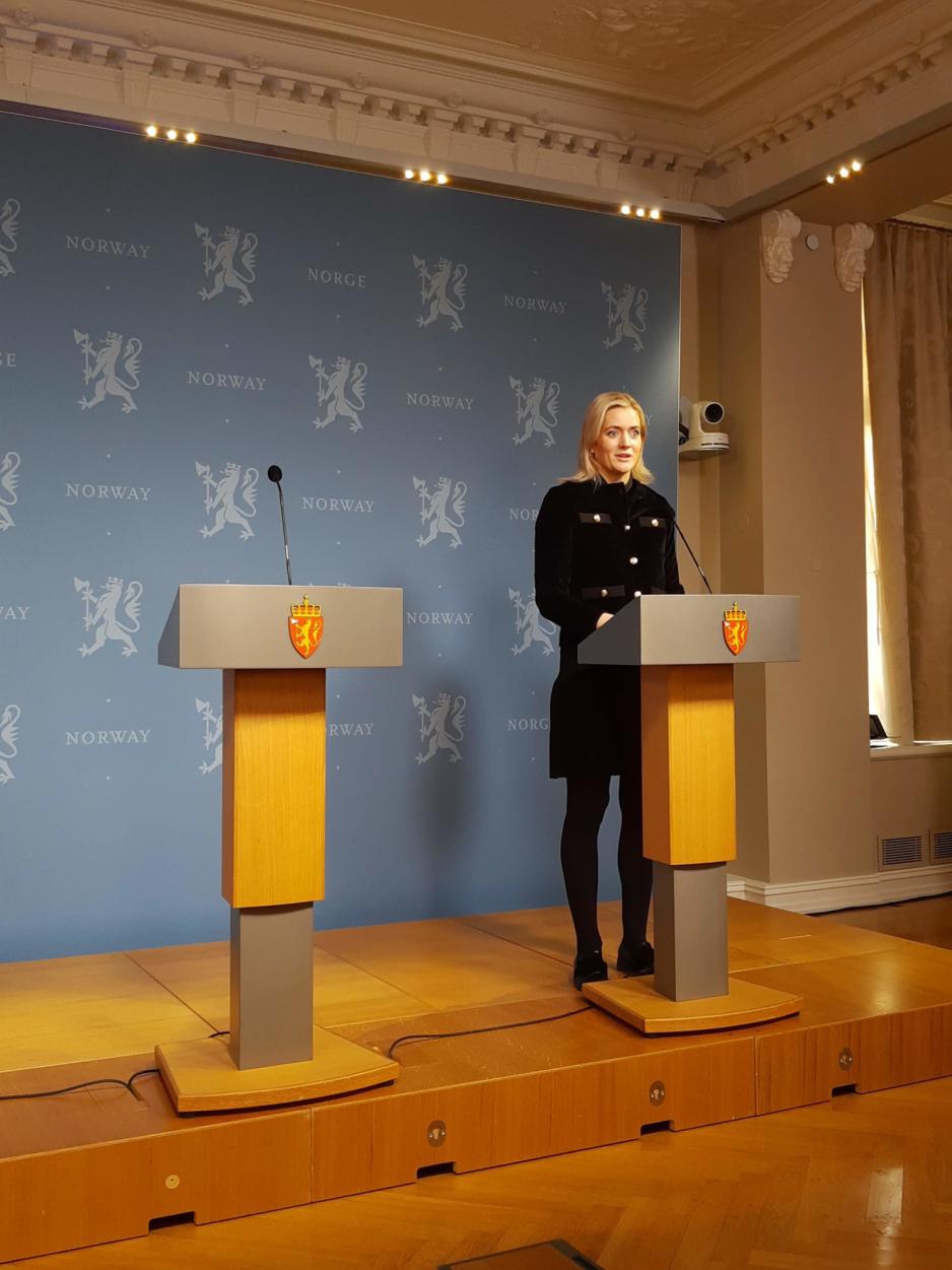 Emilie Enger Mehl oppe p&aring; en scene og taler