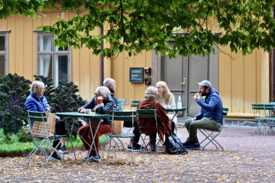 Bilde av mennesker som slapper av p&aring; kaf&eacute;
