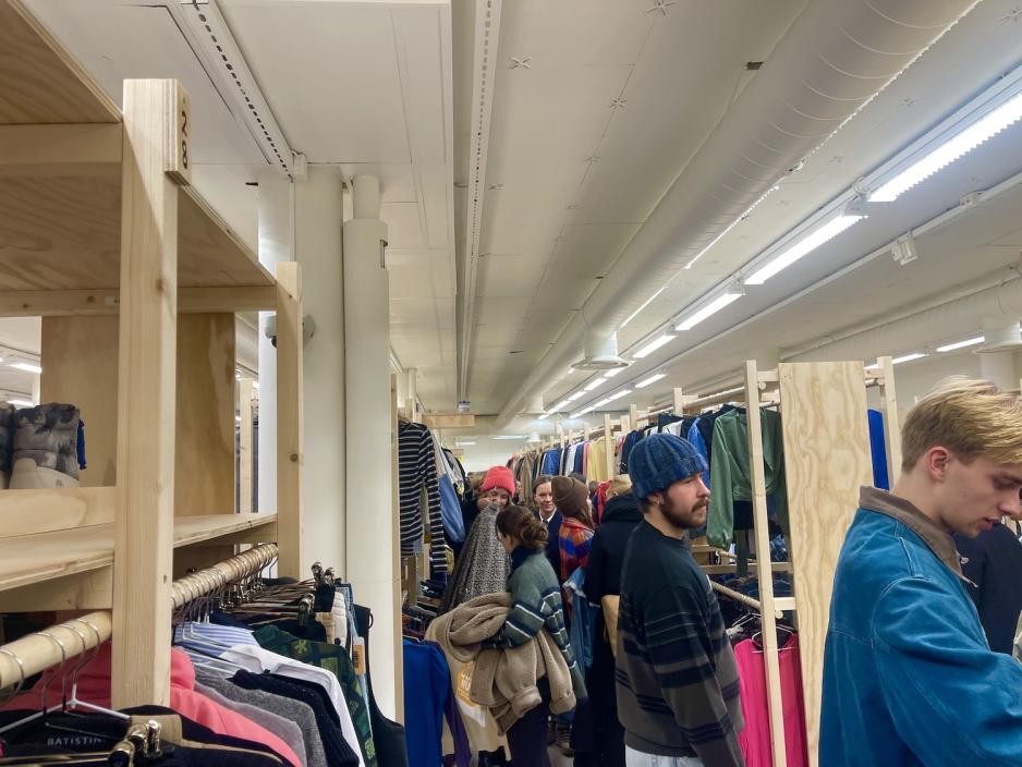 Kl&aelig;r inne p&aring; butikken.