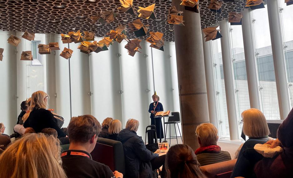 Bildet viser bursdagsfeiring p&aring; Deichman Bj&oslash;rvika. Mange kom for &aring; h&oslash;re de ansatte snakke om biblioteket. 