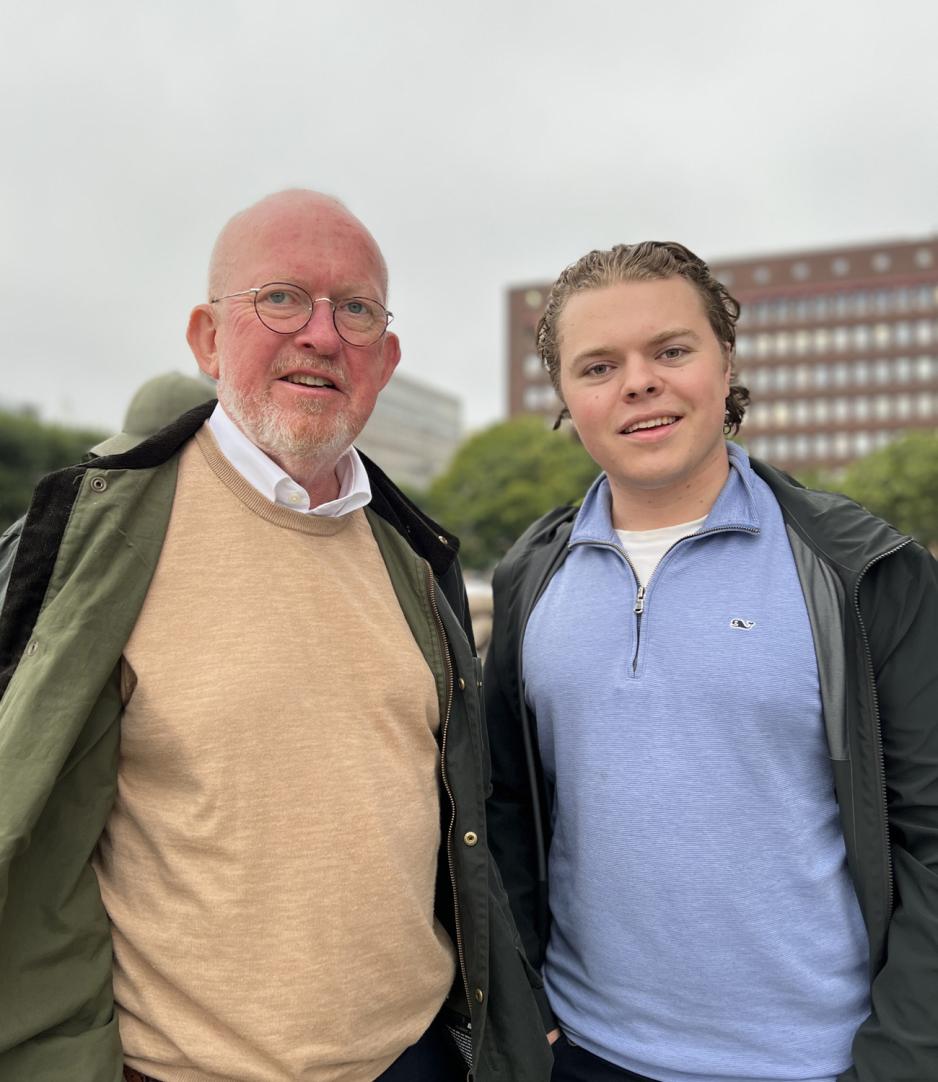 To menn. Ole Madland til venstre med skallet hode og lett skjegg med briller, kledd i beige genser med hvit skjorte og gr&oslash;nn jakke. Sander Madland til h&oslash;yre med baksleik h&aring;rsveis i bl&aring; genser og gr&aring; jakke 