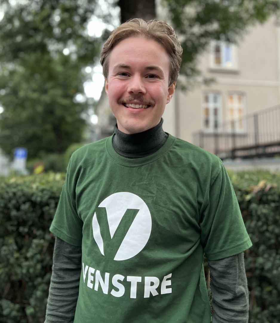 Tarjei Svalb&oslash;rg med blond midtskille og m&oslash;rk bart, Kledd i gr&oslash;nn Venstre tskjorte med m&oslash;rkere gr&oslash;nn langhals under