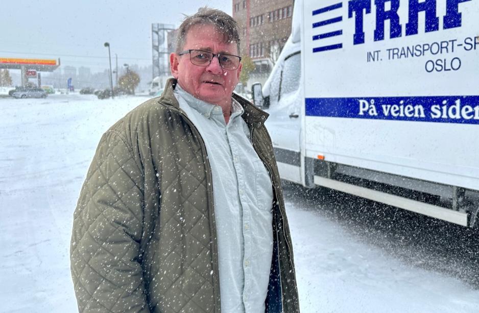Tom Kristiansen, daglig leder i Trafik AS, st&aring;r foran en varebil utenfor kontoret deres p&aring; Rommen i Oslo. 