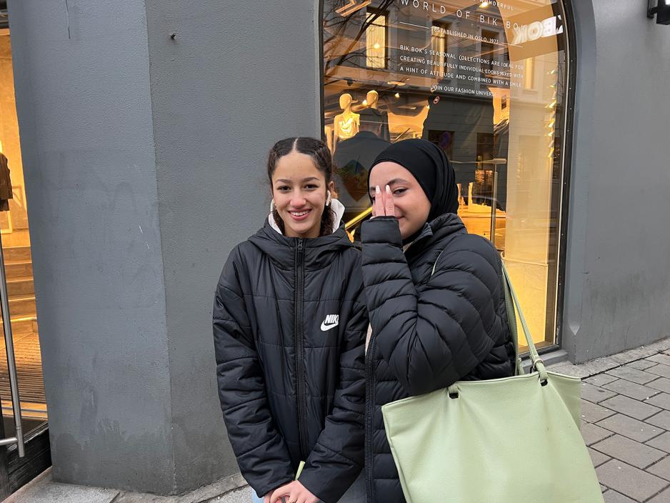 Her st&aring;r Mona Abbas og Basme Bassam foran en klesbutikk p&aring; Karl Johan.