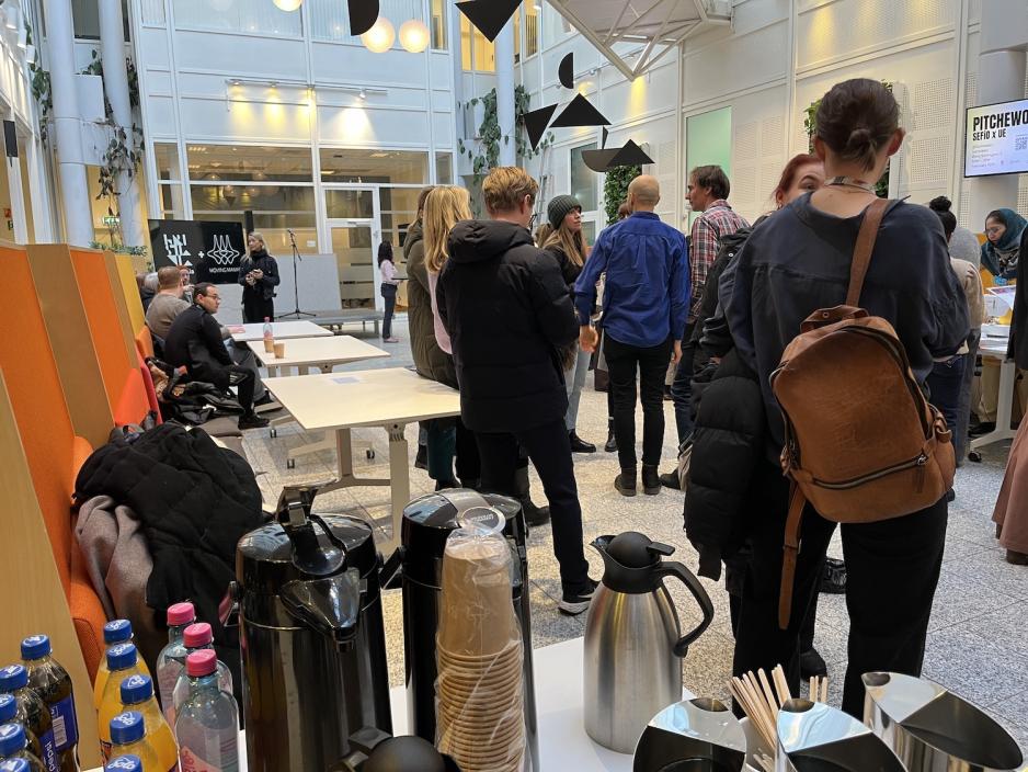 Mange mennesker p&aring; &aring;pning av systue