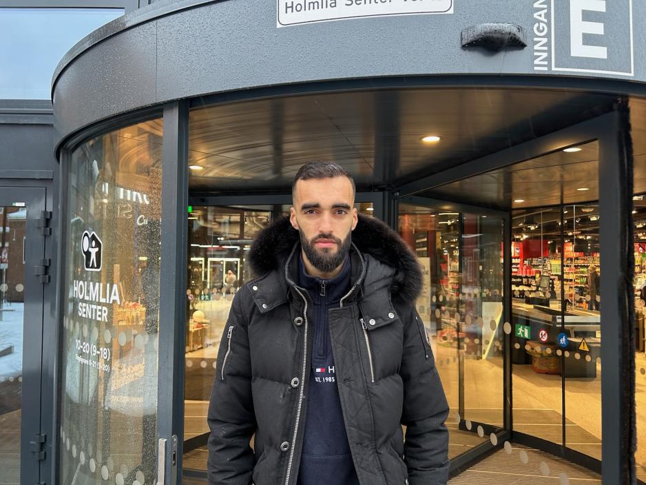 Mudassar Mehmood st&aring;r utenfor Holmlia senter.