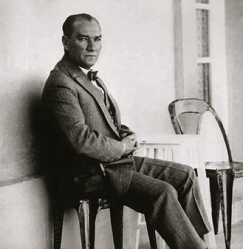 Fotografi av Mustafa Kemal som sitter p&aring; en stol. 