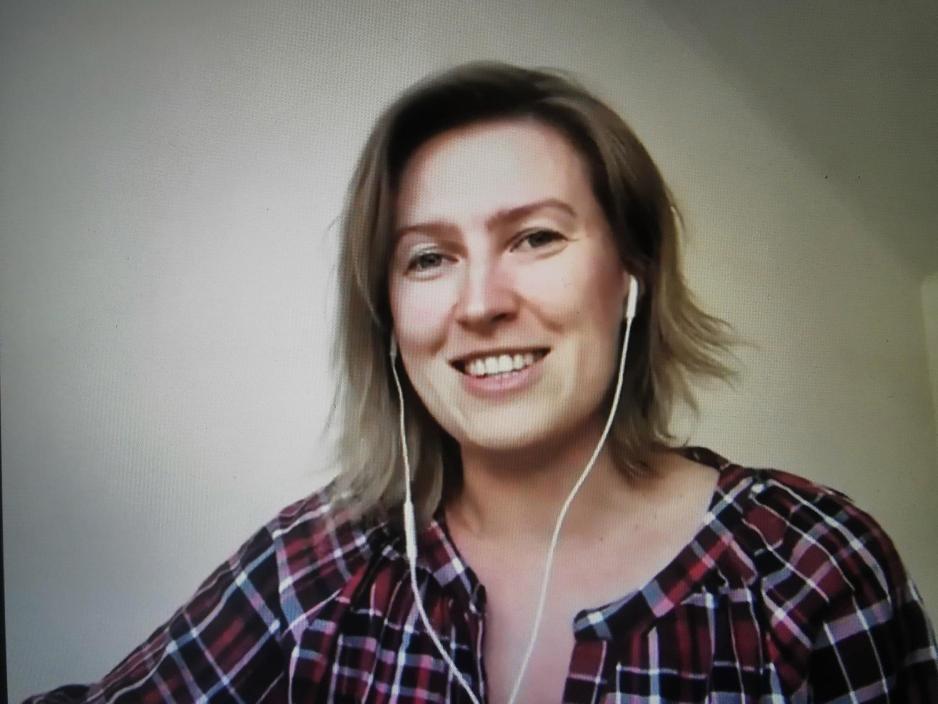 Kateryna Radchenko ser inn I et webkamera med headset p&aring; 