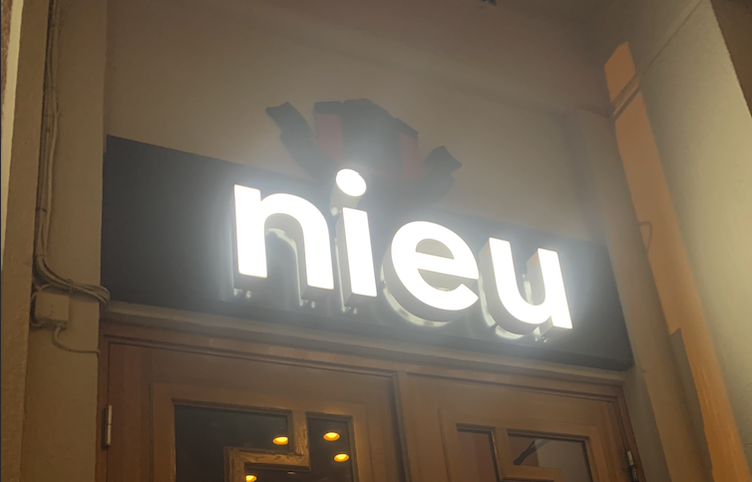 Bilde av Nieu-skiltet over d&oslash;ren