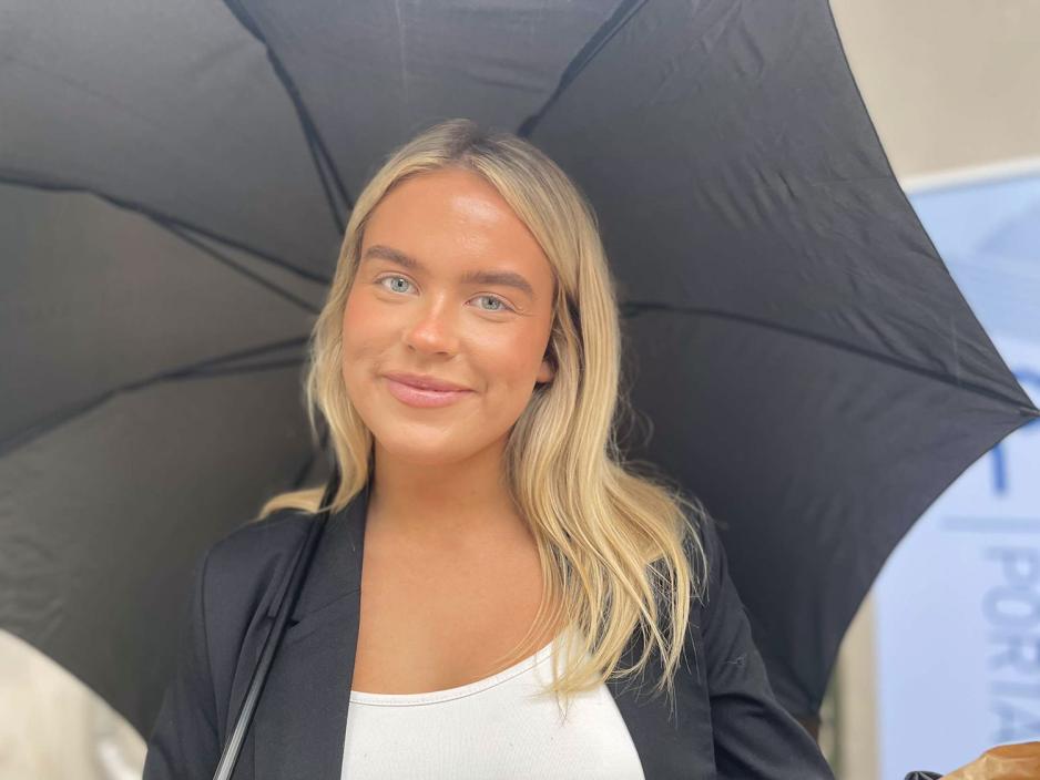 Nikoline Midtg&aring;rd som holder paraply