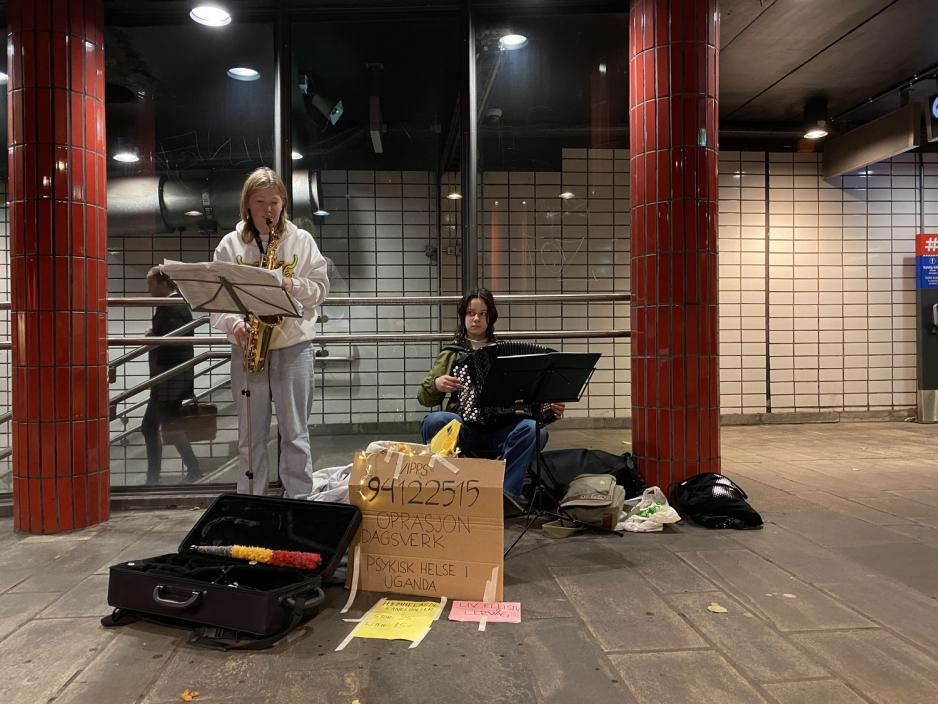 Liv og Aglika sitter p&aring; hver sin stol og spiller p&aring; hvert sitt instrument.
