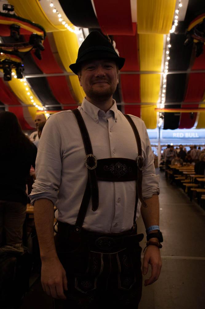 En kunde p&aring; oktoberfest som har p&aring; tysk tradisjonen plag