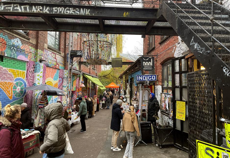 Bildet er tatt mot Ingensgate p&aring; Gr&uuml;nerl&oslash;kka og viser frem livet der p&aring; en s&oslash;ndag. Fargerike omgivelser og flere stands. 