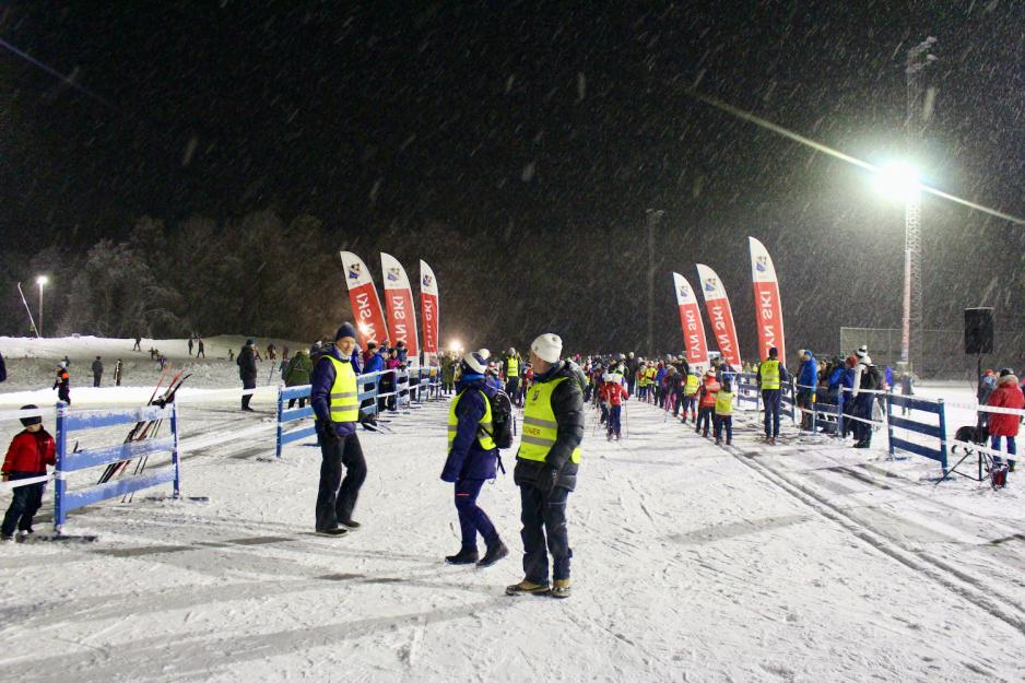 Oversiktsbilde over startomr&aring;det p&aring; Sognsvann Sn&oslash;park under barneskirenn.