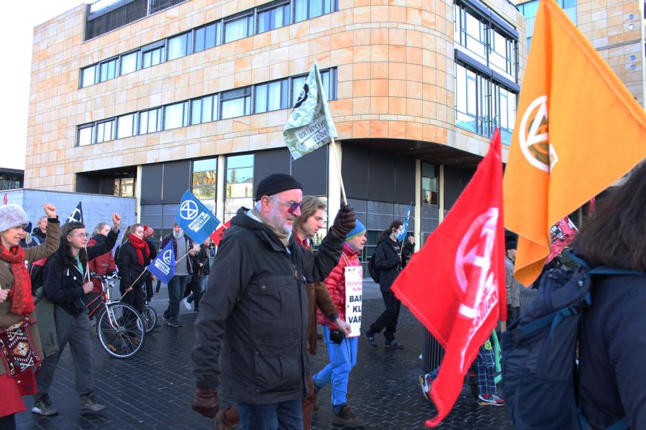 Extinction Rebellion Norway p&aring; vei bort til operaen 