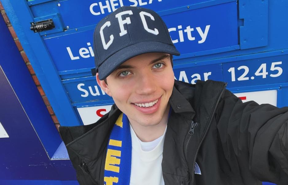 Bildet viser tannlegestudent Peter Luers fra Florida klar for fotballkamp. Han har p&aring; seg et Chelsea-skjerf.
