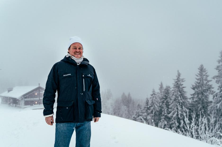 portrett av daglig leder i skimore, smilende i sn&oslash;en