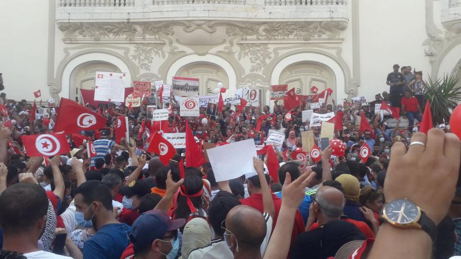 Tilhengere av Tunisias president samler seg for &aring; vise st&oslash;tte. 