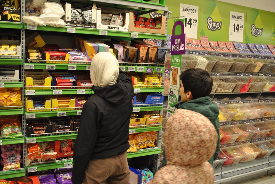 Barn i godterihylla p&aring; matbutikken