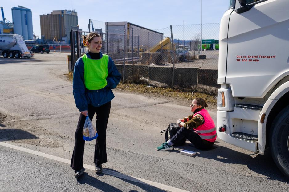Aksjonister fra Extinction Rebellion blokkerer en tankbil og byr sj&aring;f&oslash;ren p&aring; boller.