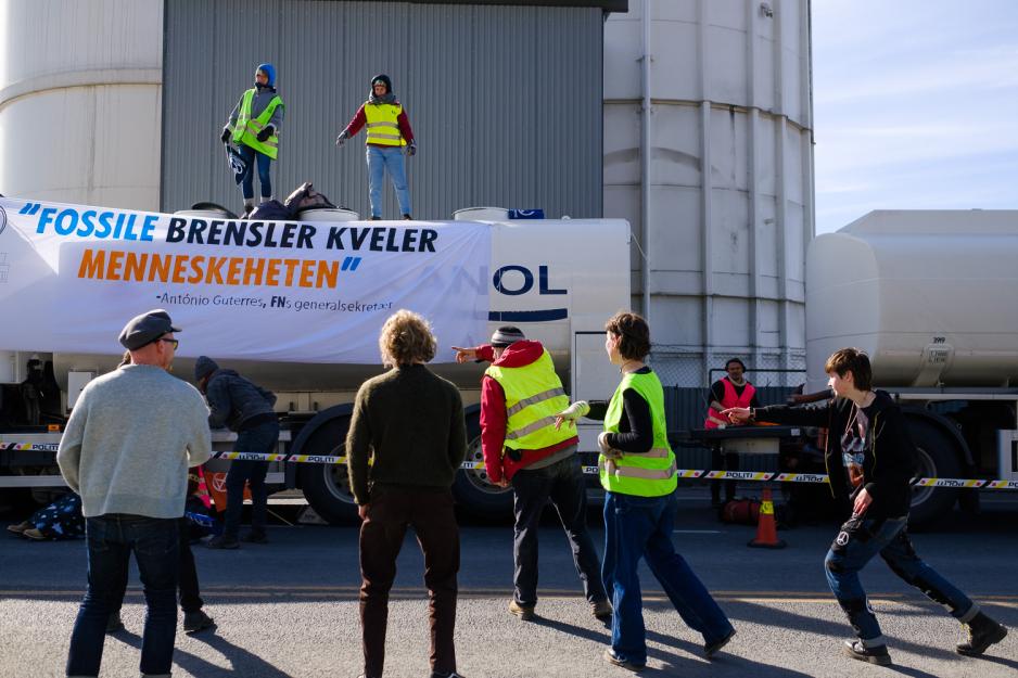 Aksjonister fra Extinction Rebellion danser ved Sjurs&oslash;ya.