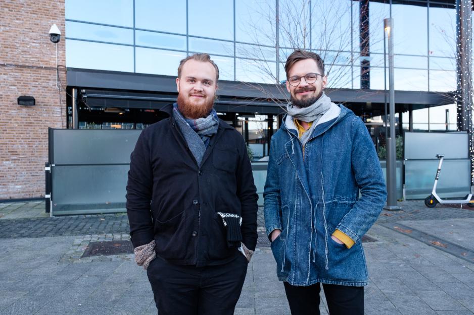 Vetle Bekkelund og Adrian Tofting utenfor Od&eacute;on kino i Nydalen.