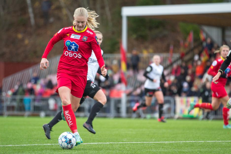 Fotballspiller l&oslash;per med ballen