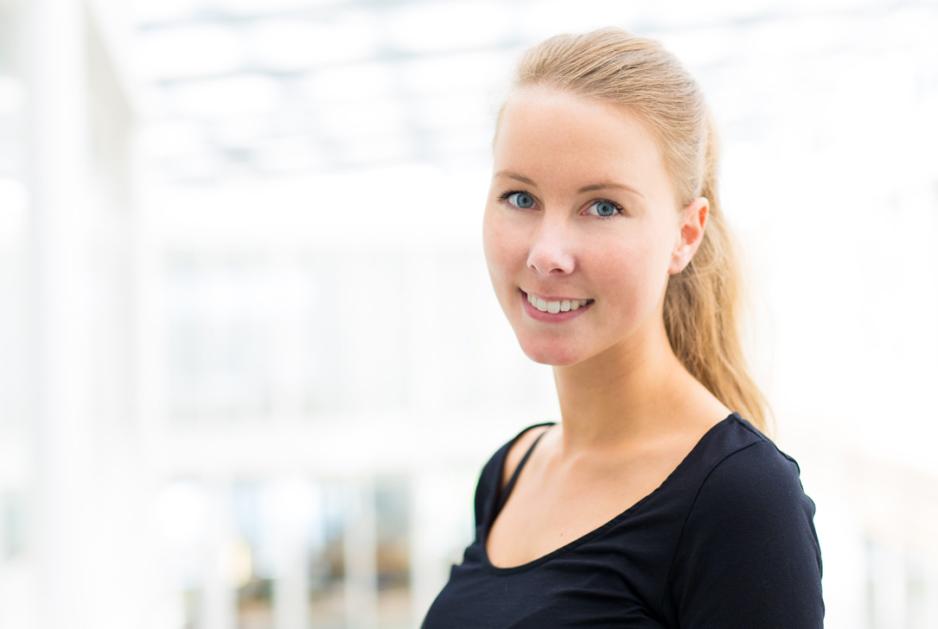 En ung dame som er markedsr&aring;dgiver for R&oslash;de Kors
