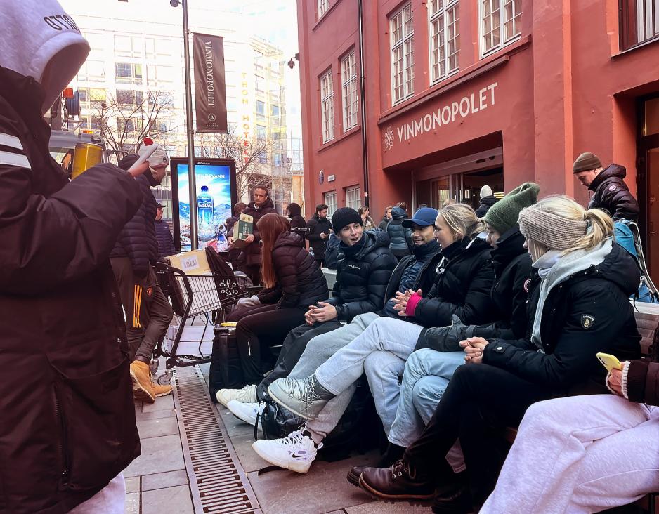 Vebj&oslash;rn Hove Lia, Matias Bernstr&oslash;m, Anine Johnsen, Camilla Berger og Silje Berger sitter &aring; venter p&aring; en benk
