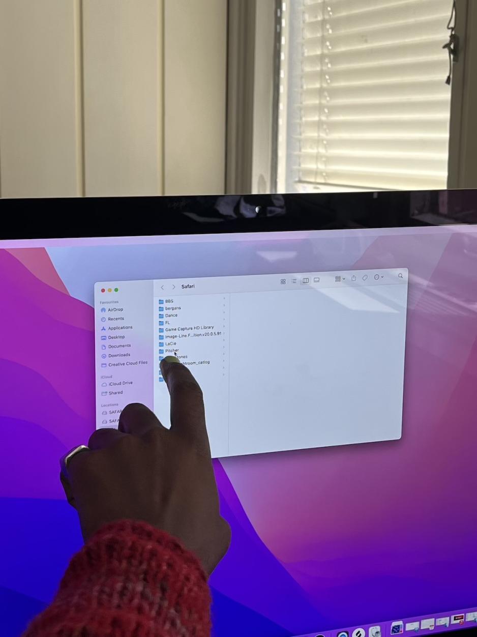 Mann peker p&aring; iMac.