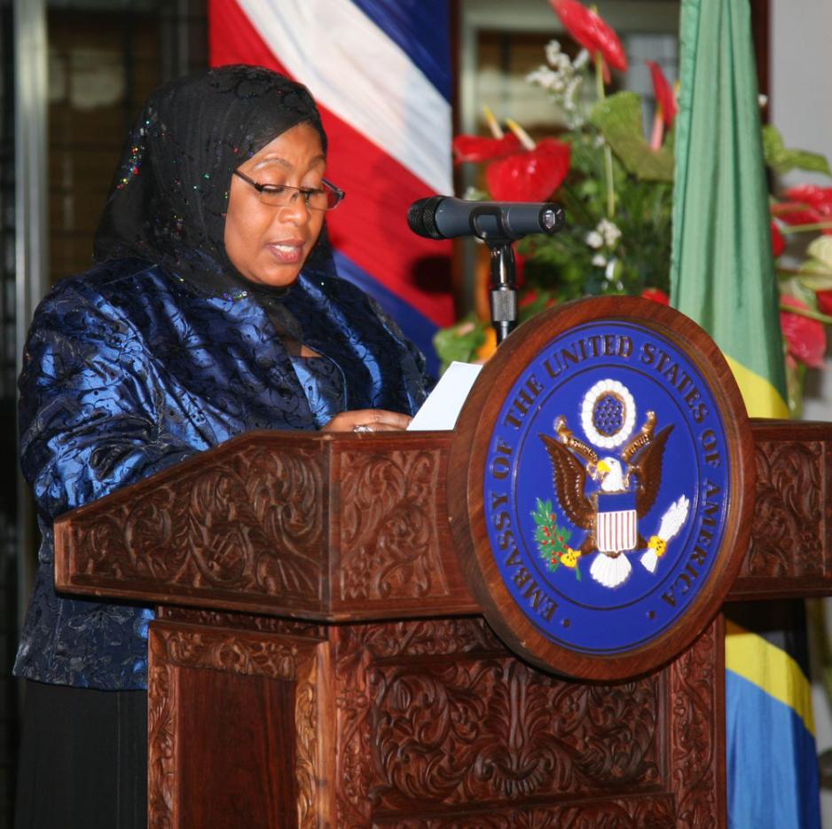 Samia Suluhu Hassan p&aring; talestolen
