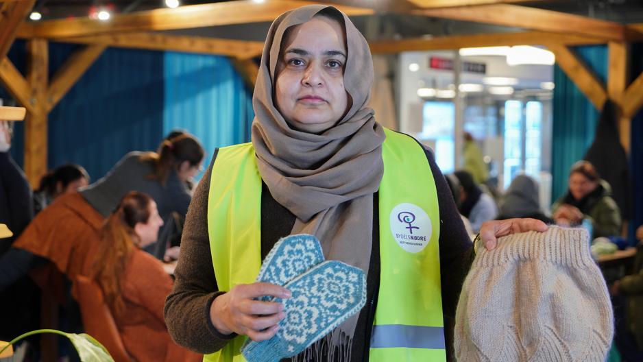 Samina Tassadiq st&aring;r i Deichman Stover og viser produkter laget av m&oslash;dre.