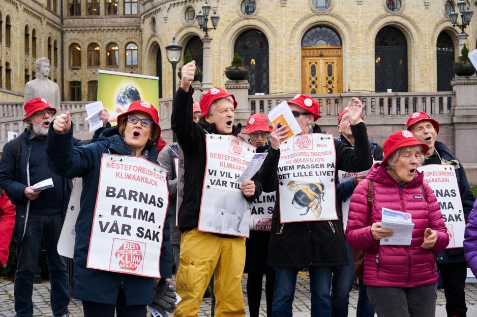 Under markeringen ved Stortinget, sang besteforeldre aksjonen " Vi m&aring; ta klimavalg". 