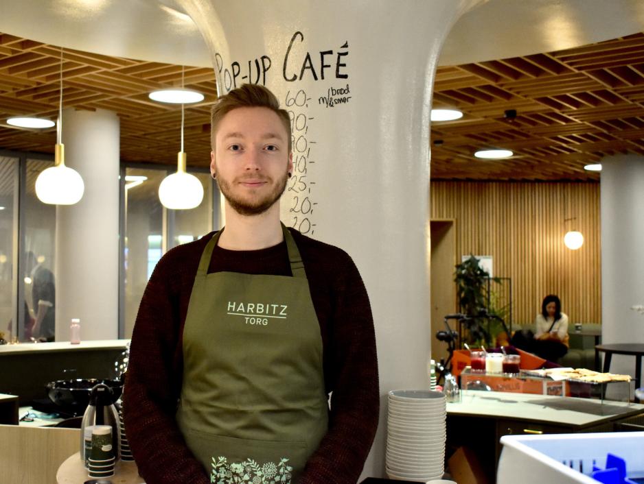Jonas Egeberg synes caf&eacute;en er en flott m&aring;te &aring; samle folk p&aring;. Bilde: April Lin Flage