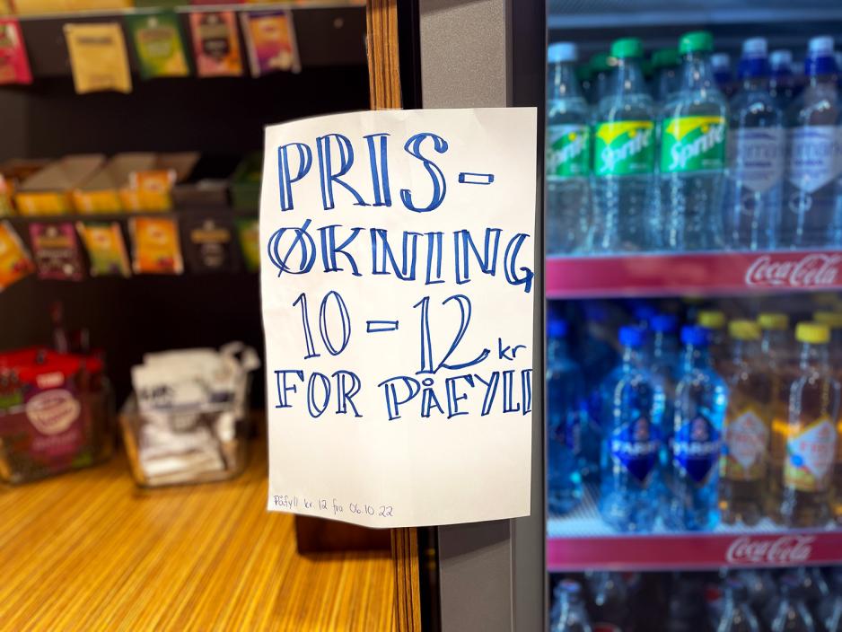 P&aring; plakaten som henger over kaffebaren st&aring;r det at prisen for p&aring;fyll av kaffe har &oslash;kt fra 10-12 kroner