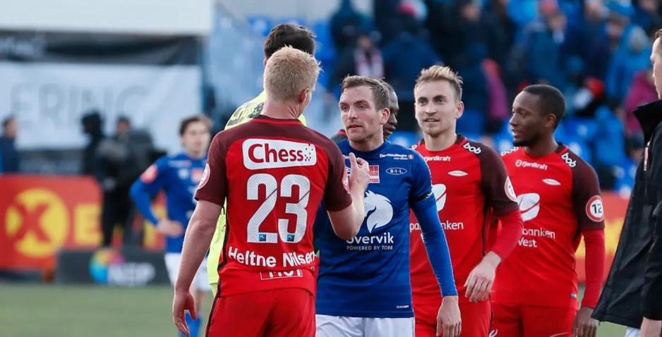 Sivert Heltne Nilsen og Kristoffer L&oslash;kberg omringet av andre spillere etter en fotballkamp.