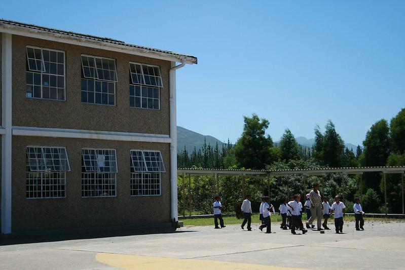 Skoleelever i skoleg&aring;rd i S&oslash;r-Afrika.