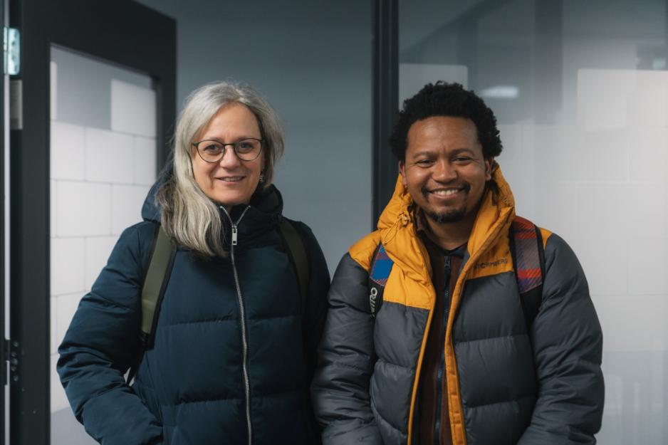 Camilla Eeg-Tverrbakken og Eliot Moleba p&aring; skrivekurs p&aring; Holmlia