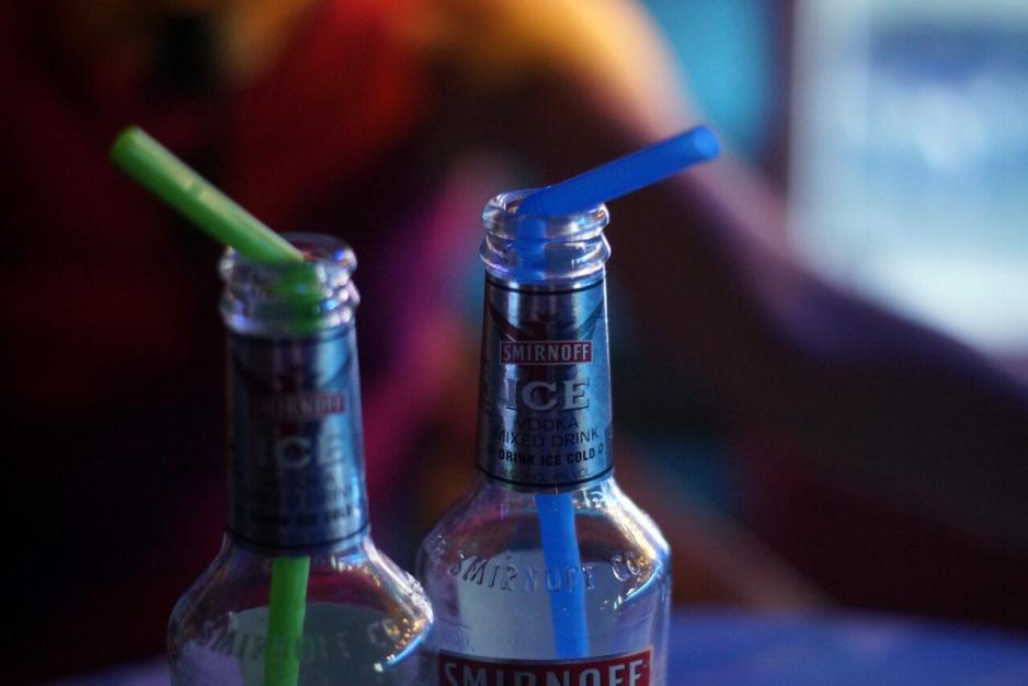 To flasker smirnoff ice p&aring; et bord.