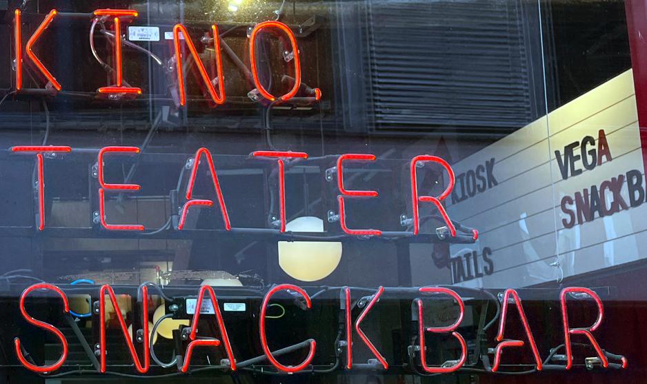 skilt utenfor Vega Scene der det st&aring;r kino teater og snackbar