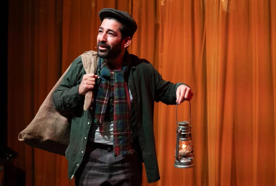Bildet viser Kadir Talabani som spiller Snekker Andersen i &aring;rets juleforestilling p&aring; Oslo Nye Trikkestallen. Han har en lykt i h&aring;nden og en gavesekk p&aring; ryggen. 
