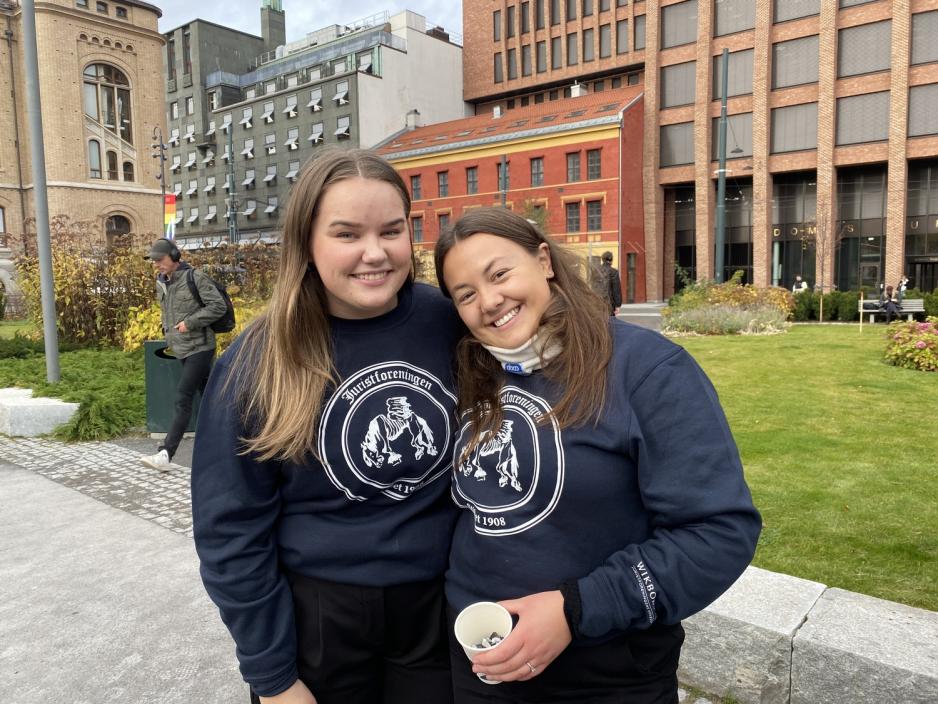 Sofie Odberg og Vilde Berger Johansen, to av jentene p&aring; samlingen, holder rundt hverandre og smiler etter &aring; ha brent lapper med bekymringene sine.