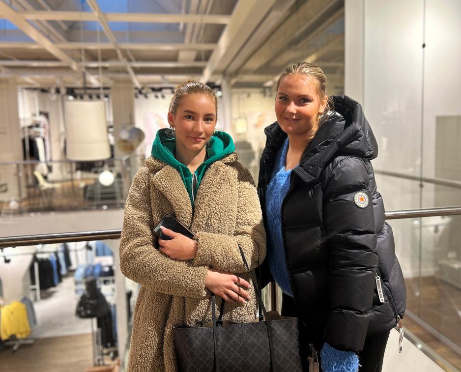  Nora H&oslash;ines Julsrud og Sophie Stritzel smiler til kameraet