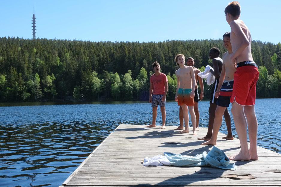 En guttegjeng st&aring;r p&aring; flytebrygga og ser klare ut til &aring; hoppe i vannet. 