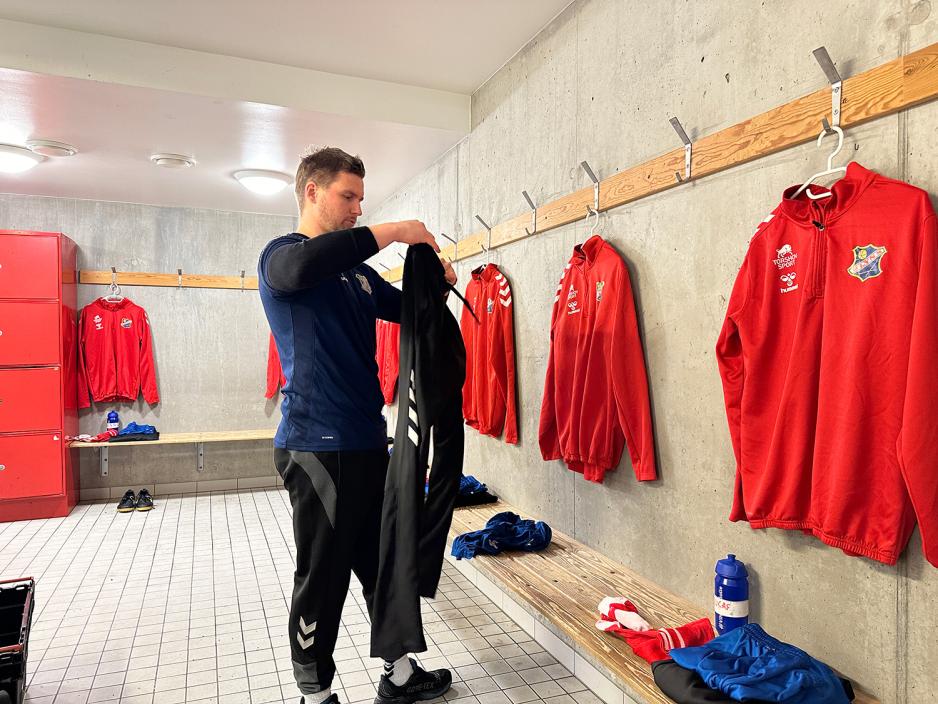 Fotballdrakter henger p&aring; knaggene inne i garderoben