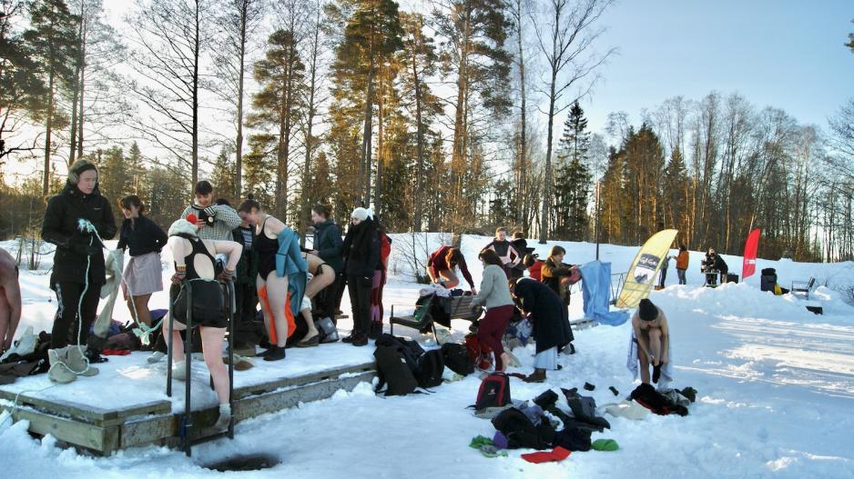 studenter som isbader i sola p&aring; sognsvann